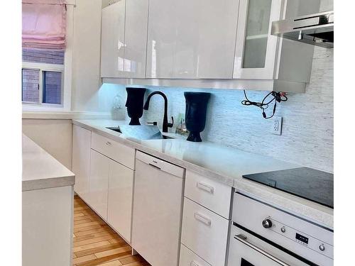 Main-220 Rose Park Dr, Toronto, ON - Indoor Photo Showing Kitchen