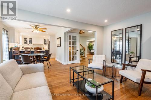 2405 Orchard Road, Burlington, ON - Indoor Photo Showing Living Room