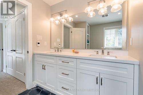 2405 Orchard Road, Burlington, ON - Indoor Photo Showing Bathroom