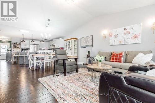 130 New York Avenue, Wasaga Beach, ON - Indoor Photo Showing Living Room