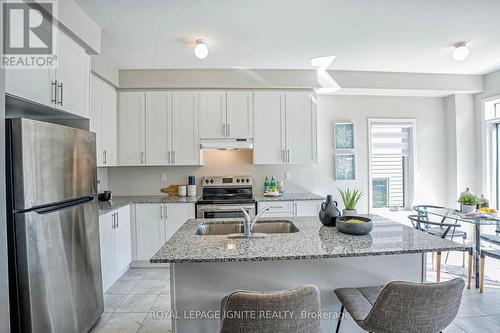 319 Winfields Farm Drive E, Oshawa, ON - Indoor Photo Showing Kitchen With Double Sink With Upgraded Kitchen