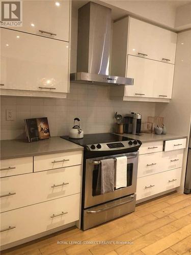 1986 Donald Cousens Parkway, Markham, ON - Indoor Photo Showing Kitchen With Upgraded Kitchen