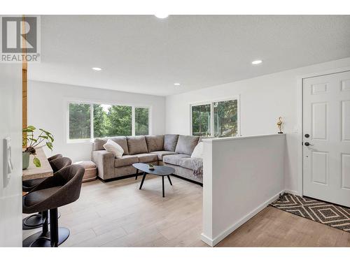 317 Archibald Road, Clearwater, BC - Indoor Photo Showing Living Room