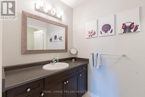 TOP LEVEL: 2 Bedrooms + Full Bathroom - 48 - 2235 Blackwater Road, London, ON - Indoor Photo Showing Bathroom