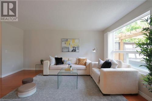 479 Citadel Court, Waterloo, ON - Indoor Photo Showing Living Room