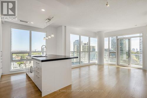 1017 - 98 Lillian Street, Toronto, ON - Indoor Photo Showing Kitchen