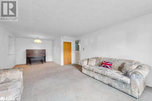 3787 Highway 37, Roslin, ON - Indoor Photo Showing Living Room