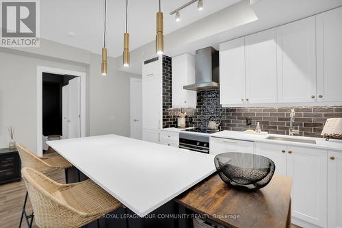 523 - 9085 Jane Street, Vaughan, ON - Indoor Photo Showing Kitchen With Upgraded Kitchen