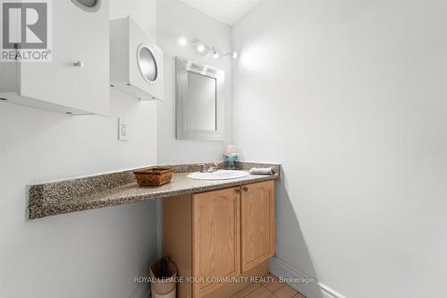 11 - 8050 Islington Avenue, Vaughan, ON - Indoor Photo Showing Bathroom