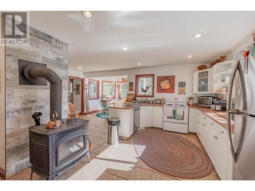 6823 Columbia Ridge  Drive, Fairmont Hot Springs, BC - Indoor Photo Showing Kitchen