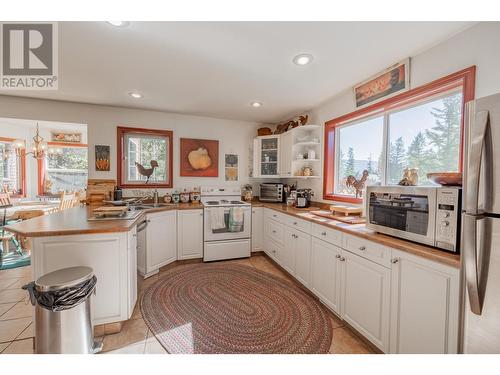 6823 Columbia Ridge  Drive, Fairmont Hot Springs, BC - Indoor Photo Showing Kitchen