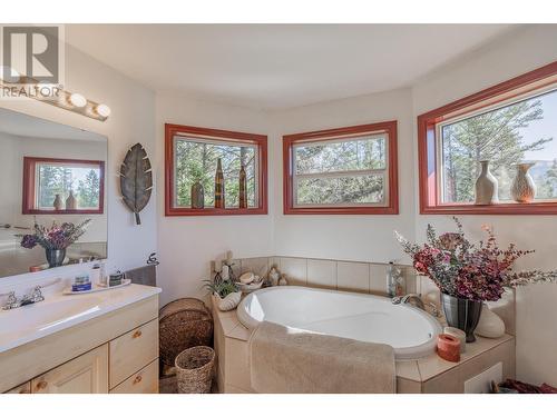 6823 Columbia Ridge  Drive, Fairmont Hot Springs, BC - Indoor Photo Showing Bathroom