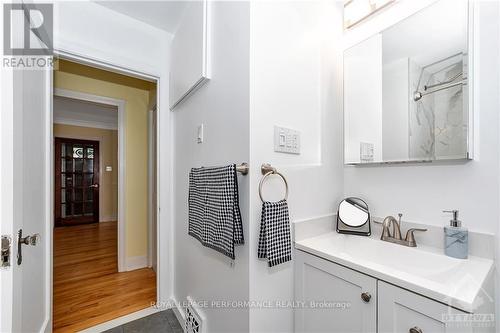 667 Melbourne Avenue, Ottawa, ON - Indoor Photo Showing Bathroom