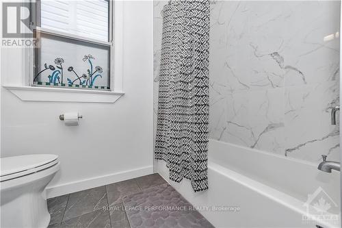 667 Melbourne Avenue, Ottawa, ON - Indoor Photo Showing Bathroom