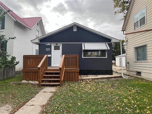 121 Royal Road N, Portage La Prairie, MB - Outdoor