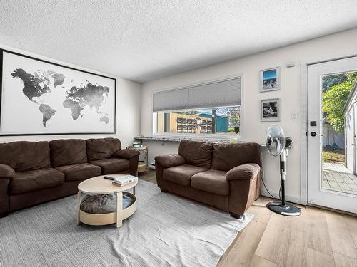 46-1697 Greenfield Ave, Kamloops, BC - Indoor Photo Showing Living Room