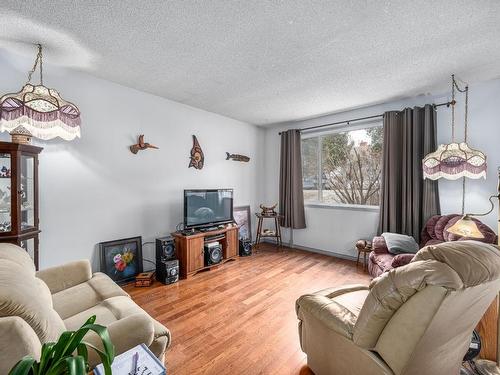 1322 Heustis Drive, Ashcroft, BC - Indoor Photo Showing Living Room