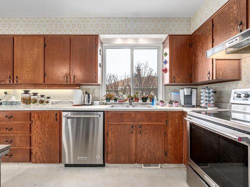 1322 Heustis Drive, Ashcroft, BC - Indoor Photo Showing Kitchen With Double Sink