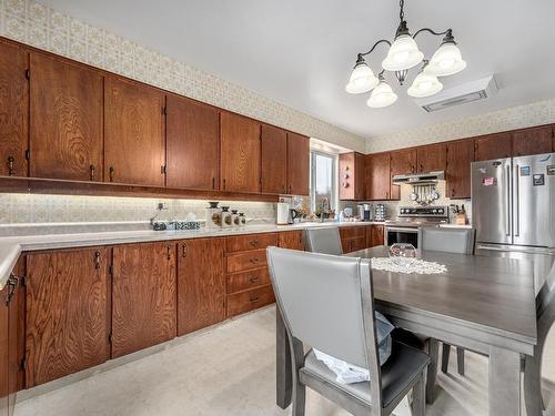 1322 Heustis Drive, Ashcroft, BC - Indoor Photo Showing Kitchen