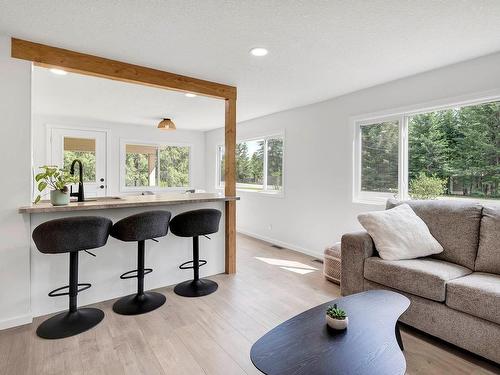 317 Archibald Road, Clearwater, BC - Indoor Photo Showing Living Room