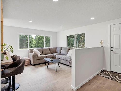 317 Archibald Road, Clearwater, BC - Indoor Photo Showing Living Room