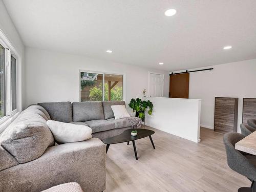 317 Archibald Road, Clearwater, BC - Indoor Photo Showing Living Room