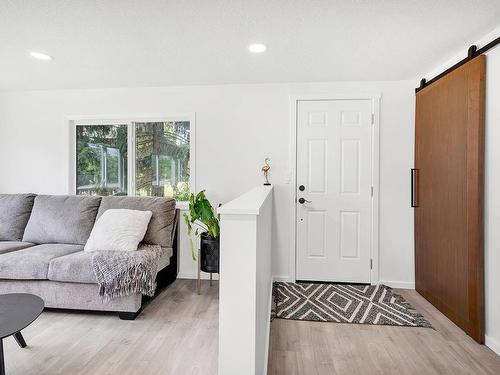 317 Archibald Road, Clearwater, BC - Indoor Photo Showing Living Room