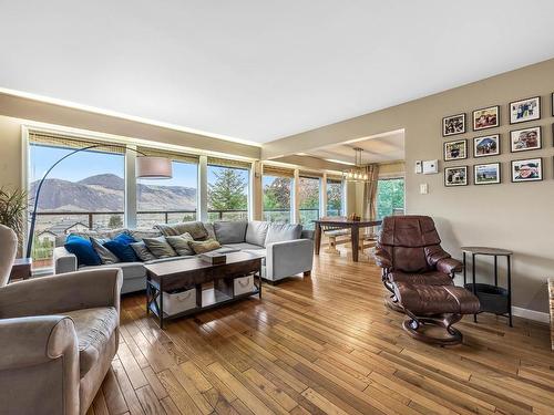 388 Mcgill Rd, Kamloops, BC - Indoor Photo Showing Living Room