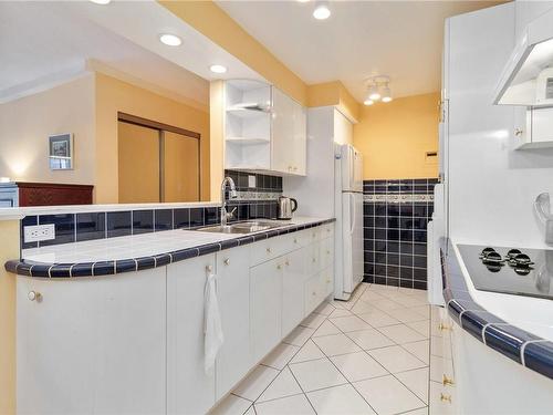 104-2050 White Birch Rd, Sidney, BC - Indoor Photo Showing Kitchen