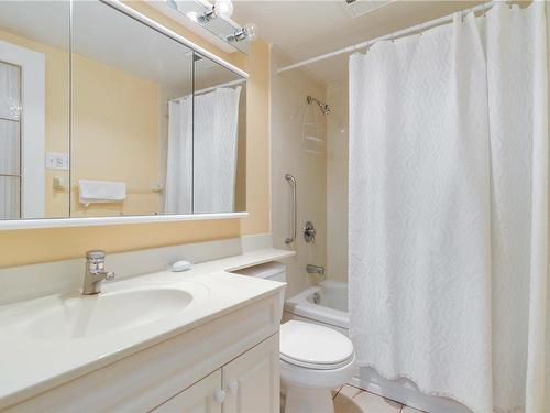 104-2050 White Birch Rd, Sidney, BC - Indoor Photo Showing Bathroom