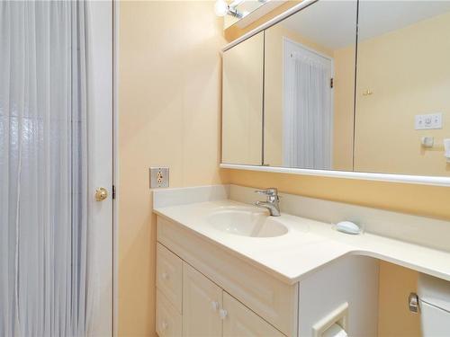 104-2050 White Birch Rd, Sidney, BC - Indoor Photo Showing Bathroom