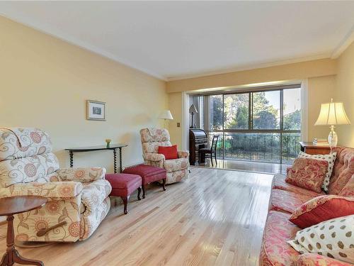 104-2050 White Birch Rd, Sidney, BC - Indoor Photo Showing Living Room