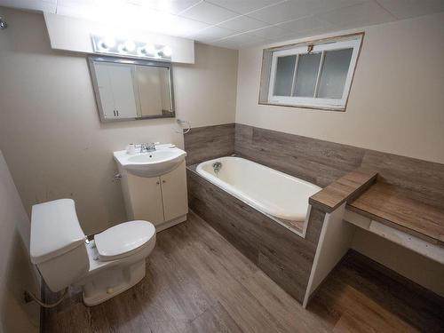 1203 Sprague Street, Thunder Bay, ON - Indoor Photo Showing Bathroom