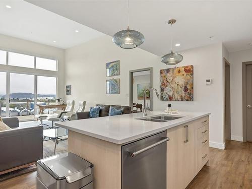 404-2777 North Beach Dr, Campbell River, BC - Indoor Photo Showing Kitchen With Double Sink