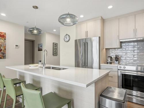 404-2777 North Beach Dr, Campbell River, BC - Indoor Photo Showing Kitchen With Stainless Steel Kitchen With Double Sink With Upgraded Kitchen