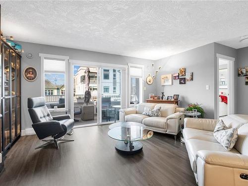 304-9717 Third St, Sidney, BC - Indoor Photo Showing Living Room