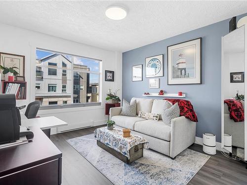 304-9717 Third St, Sidney, BC - Indoor Photo Showing Living Room