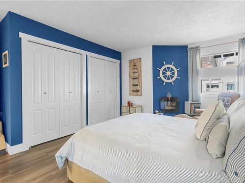 304-9717 Third St, Sidney, BC - Indoor Photo Showing Bedroom