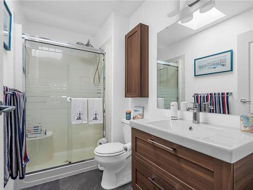 304-9717 Third St, Sidney, BC - Indoor Photo Showing Bathroom