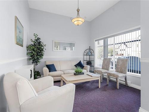 304-9717 Third St, Sidney, BC - Indoor Photo Showing Living Room