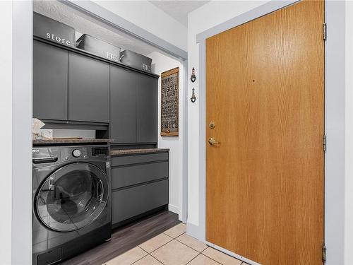 304-9717 Third St, Sidney, BC - Indoor Photo Showing Laundry Room