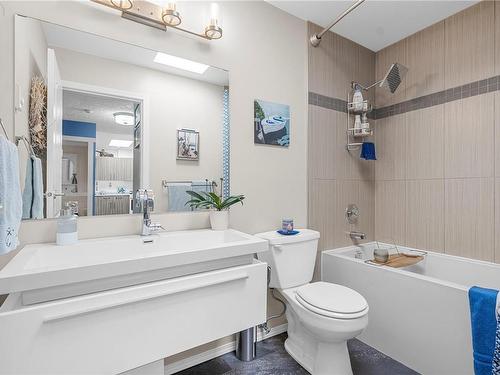 304-9717 Third St, Sidney, BC - Indoor Photo Showing Bathroom