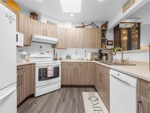 304-9717 Third St, Sidney, BC - Indoor Photo Showing Kitchen