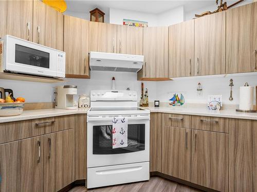 304-9717 Third St, Sidney, BC - Indoor Photo Showing Kitchen