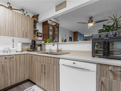 304-9717 Third St, Sidney, BC - Indoor Photo Showing Kitchen