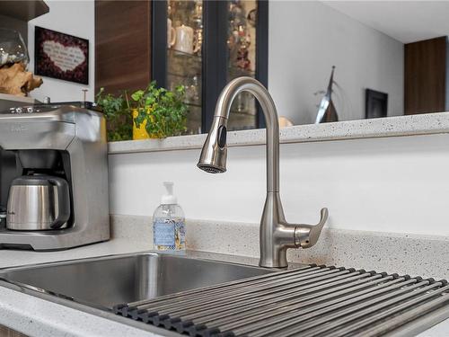 304-9717 Third St, Sidney, BC - Indoor Photo Showing Kitchen