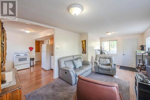 8119 Purves Road, Summerland, BC - Indoor Photo Showing Living Room