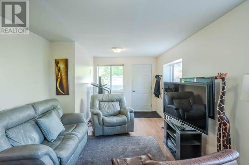 8119 Purves Road, Summerland, BC - Indoor Photo Showing Living Room