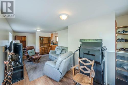 8119 Purves Road, Summerland, BC - Indoor Photo Showing Living Room