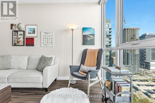 1901 - 75 Eglinton Avenue W, Mississauga, ON - Indoor Photo Showing Living Room